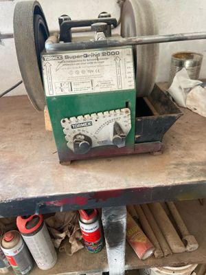 une machine posée sur une table