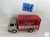 un camion miniature sur lequel est accrochée une pancarte à l'arrière