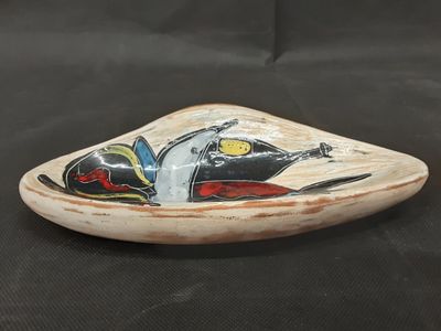 Vide poche en terre cuite à décor stylisé d'une nature morte…