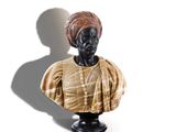 statue d'une femme portant un turban sur la tête