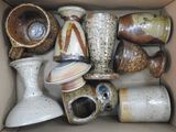 plusieurs vases rangés les uns à côté des autres dans une boîte