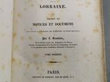 un livre avec un titre posé sur une table