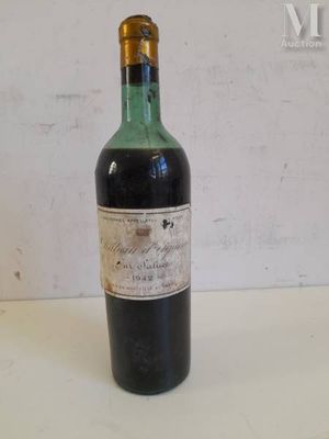 une bouteille de vin posée sur une table