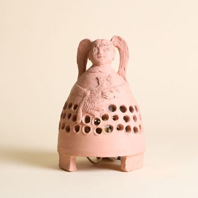 une petite clochette rose sur laquelle est représenté un personnage