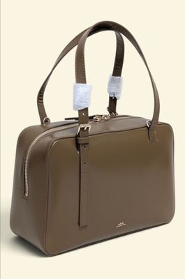 sac à main en cuir marron avec deux anses et une bandoulière