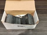 une boîte en carton avec un tas de livres à l'intérieur