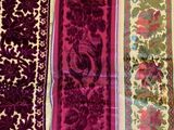 trois morceaux de tissu violet et vert ornés de motifs floraux