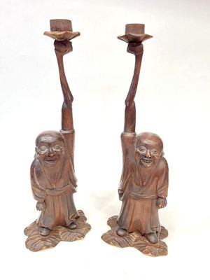 UNE PAIRE DE BOUGEOIRS en bois exotique sculpté, figurant un…