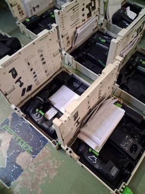 de nombreux cartons contenant du matériel électronique, posés par terre