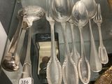 de nombreuses cuillères en argent et des cuillères à soupe dans une vitrine