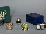 une petite boîte contenant divers objets, posée sur une table