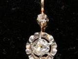 un gros plan d'un pendentif en diamant posé sur un fond de velours noir
