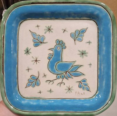 une assiette bleue et blanche avec un oiseau dessus
