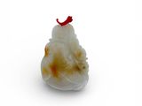figurine en jade sculptée représentant un poulet sur fond blanc