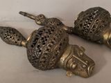 paire de figurines anciennes en laiton représentant des éléphants sur fond blanc