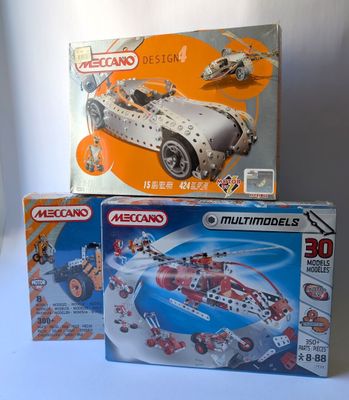 deux boîtes de legos de tailles et de formes diverses sur une surface blanche