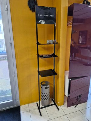 Présentoir en métal et PVC noir à trois niveaux. On y joint …