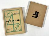 deux livres posés l'un à côté de l'autre sur une table
