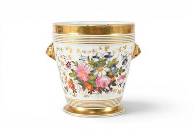une image représentant un vase orné de fleurs