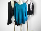 trois mannequins vêtus de vêtements de différentes couleurs sur un présentoir