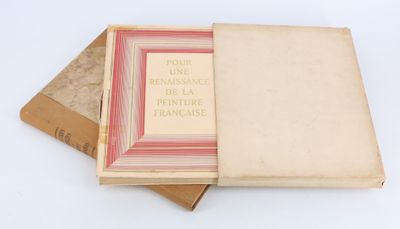trois livres sont empilés sur une surface blanche