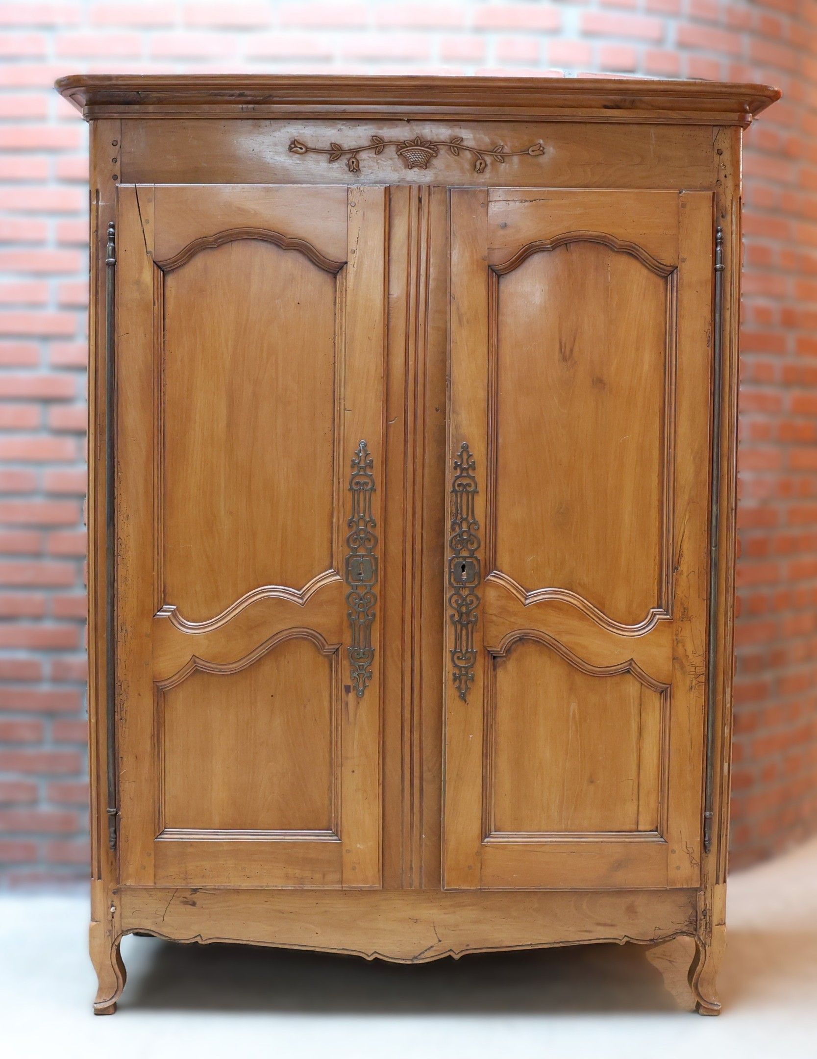 Armoire en bois naturel, mouluré et sculpté ouvrant à deux v…