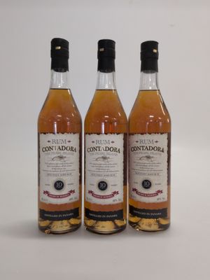 trois bouteilles de whisky posées sur une surface blanche