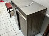 une image d'une cuisine avec un évier et une cuisinière