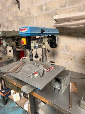 une machine posée sur une table dans une pièce