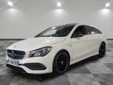 une Mercedes CLA blanche garée sur un sol à damier