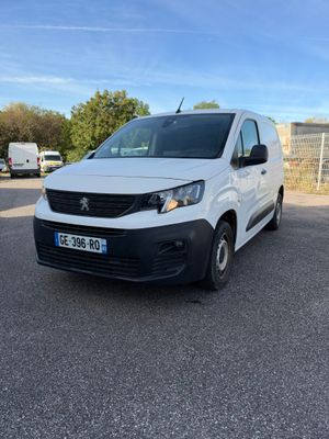 la camionnette blanche est garée dans le parking