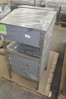 une pile de boîtes sur une palette dans un entrepôt