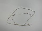 un gros plan d'un collier en argent orné d'un diamant