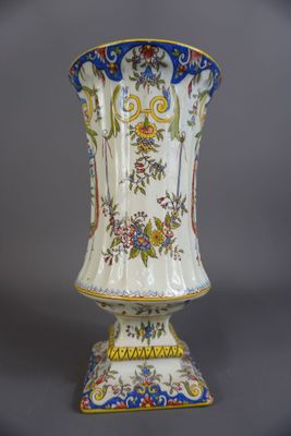 un vase blanc orné d'un motif bleu et jaune