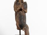 une image représentant une sculpture en bois d'un homme tenant un bébé dans ses bras