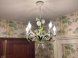un lustre suspendu au plafond d'une salle de bains