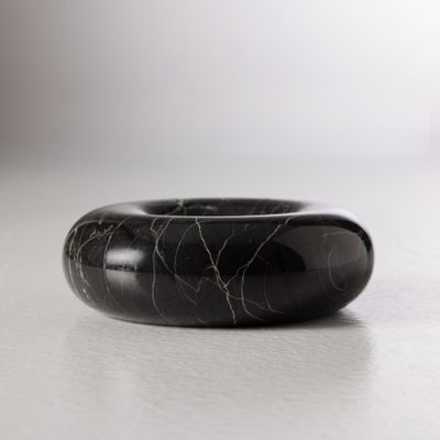 bracelet rigide noir marbré avec un fermoir doré