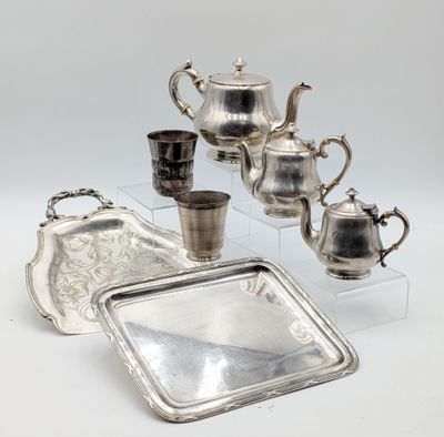 un assortiment d'argenterie comprenant une théière, un plateau et des tasses