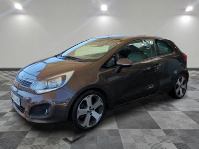 la photo d'une voiture garée dans un garage