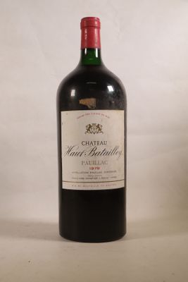 une bouteille de vin posée sur une table
