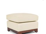 un gros plan d'un pouf blanc sur fond blanc