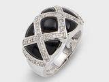 un gros plan d'une bague ornée de pierres noires et blanches