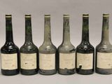 six bouteilles de vin sont alignées dans une rangée