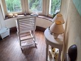 vue d'un coin de pièce avec une chaise et une lampe