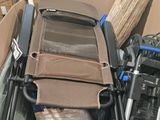 une boîte en carton contenant une chaise et un balai