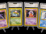 cinq cartes Pokémon sont alignées les unes à côté des autres sur un fond noir