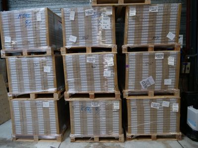 plusieurs piles de cartons empilés les uns sur les autres