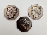 trois types de pièces différents sont présentés sur une surface blanche