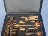 de nombreuses cuillères en argent et des cuillères dans un coffret
