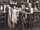 photographie en noir et blanc d'un homme et d'une femme dans un studio